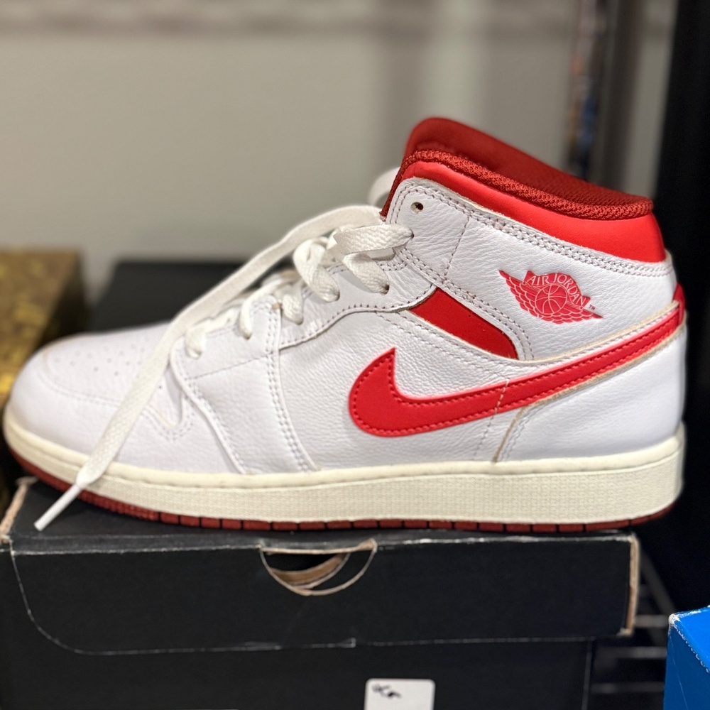 * Brand New*  7Y/8.5 W Jordan 1 Mid
